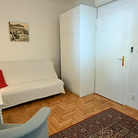 Luka's House - Zf Hvar بيت ريفي